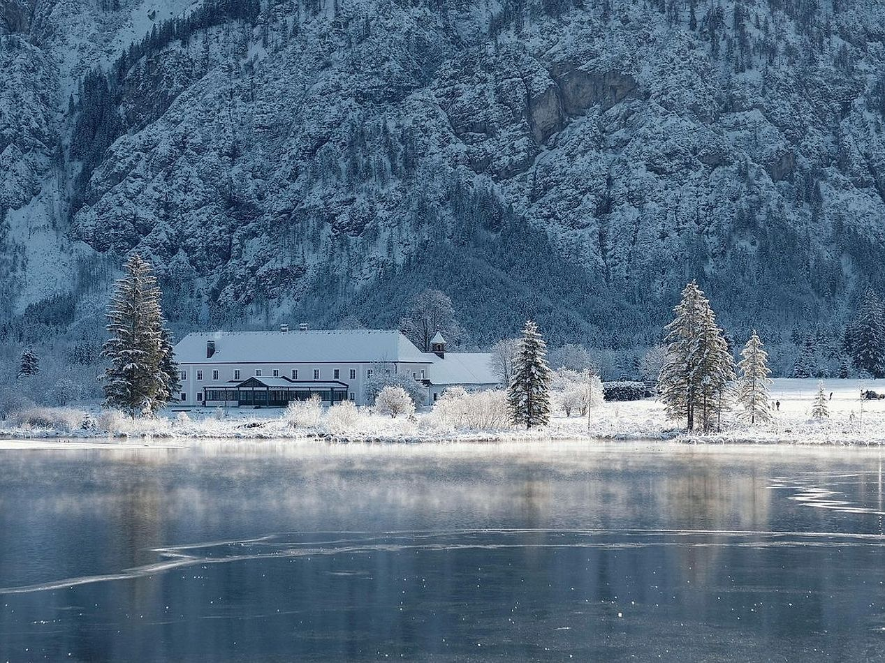 Amanhecer em um lago de montanha com condições ideais de gelo